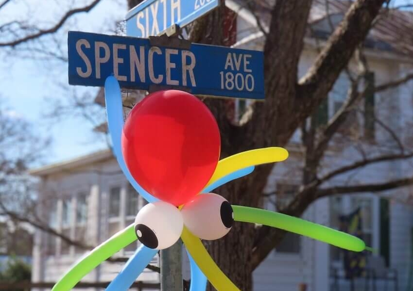 Sixth St and Spencer Ave sign – New Bern Mardi Gras 2024